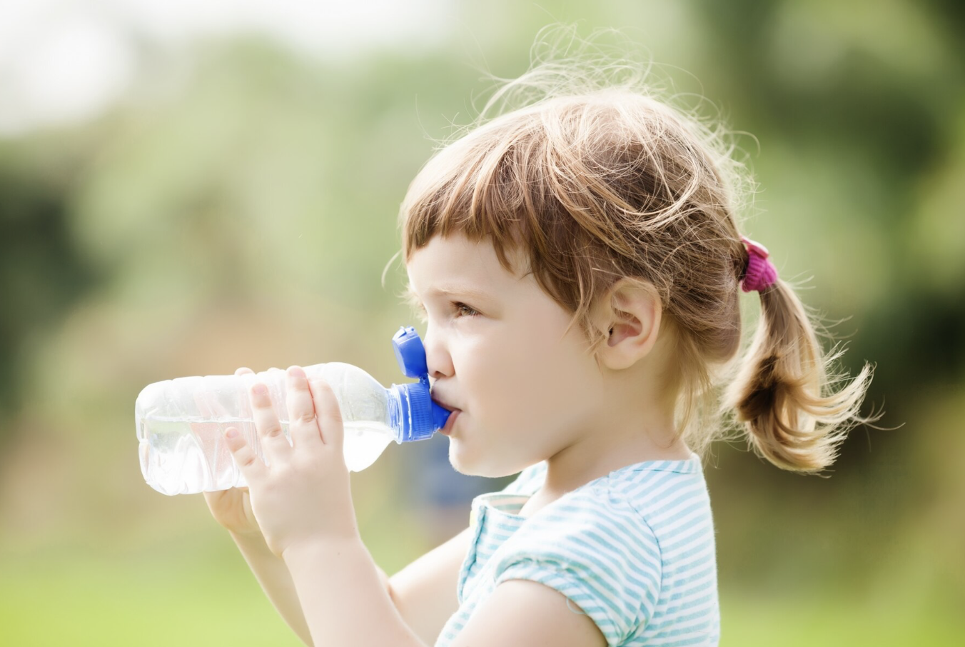 Plastové láhve na pití pro děti obsahují škodlivé změkčovadlo